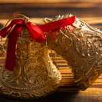 על בגדי כהונה ותחפושות